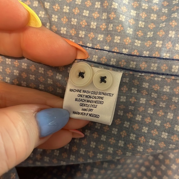 UNTUCKit Casual Button Down Shirt Long Sleeves Size Large Navy Blue & Red Print - Picture 8 of 8